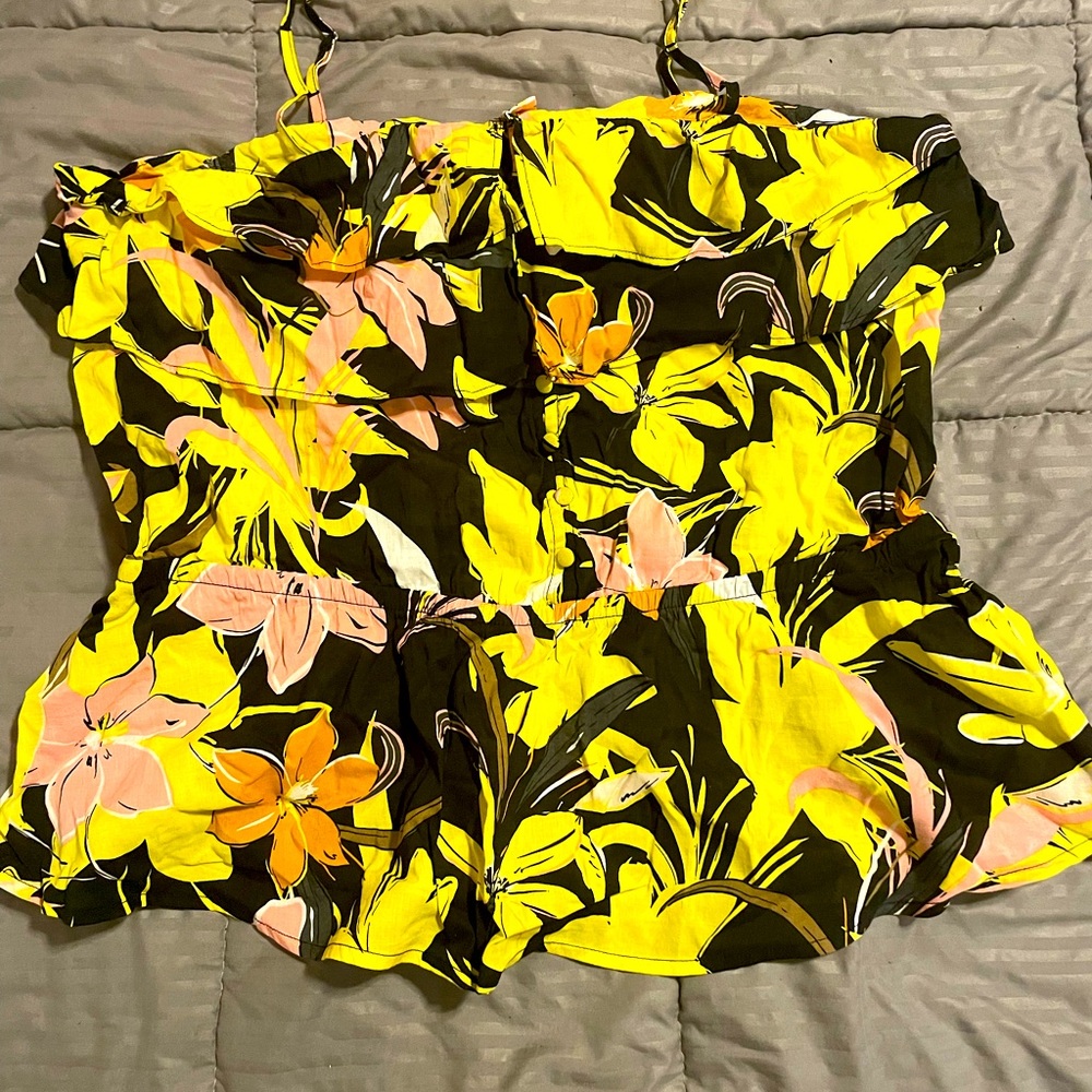 Colorful top with spaghetti straps and a elastic  style waist
